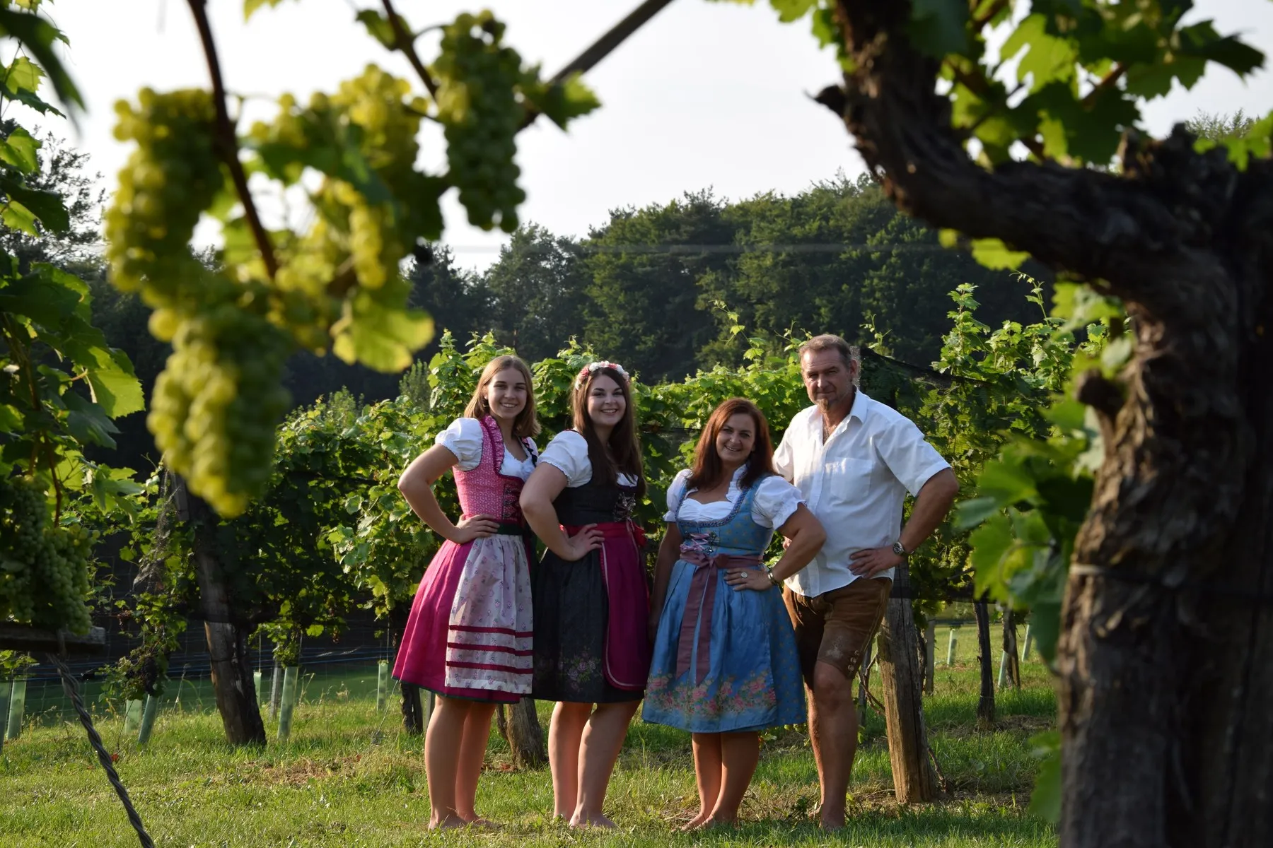 Familie Neuhold im Weingarten