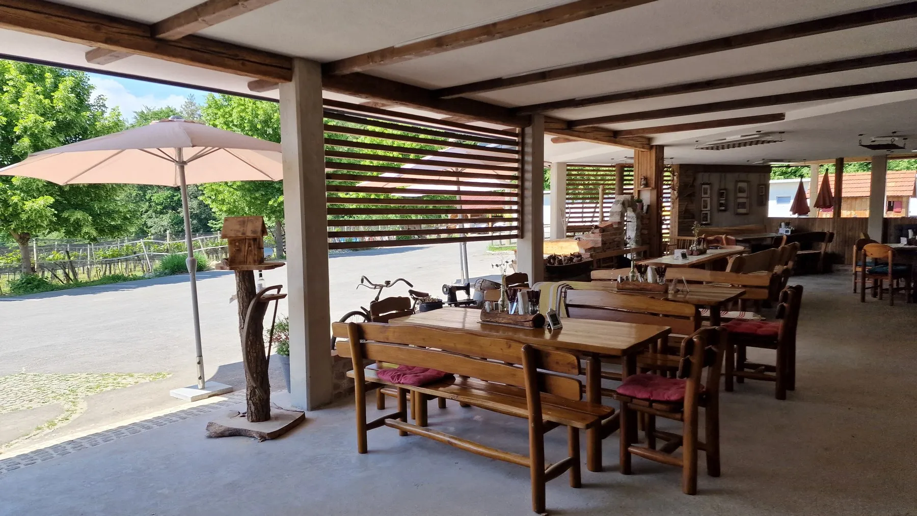 Überdachte Terrasse mit Holztischen